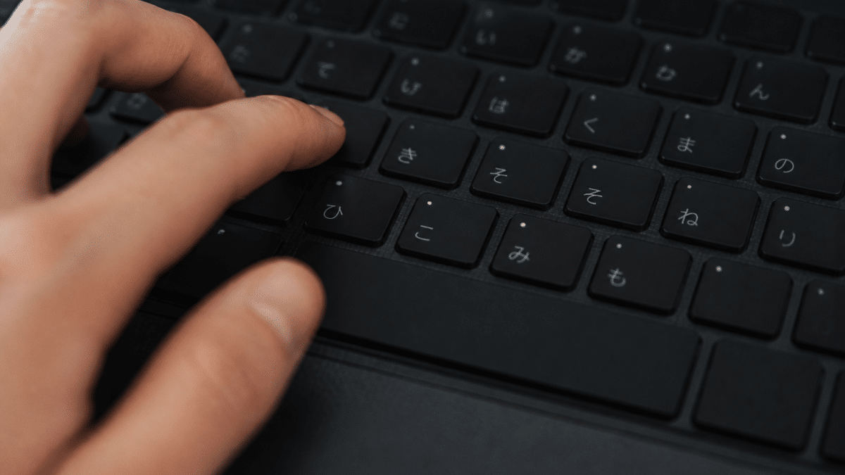 Clavier d'ordinateur avec caracteres japonais visibles sur touches