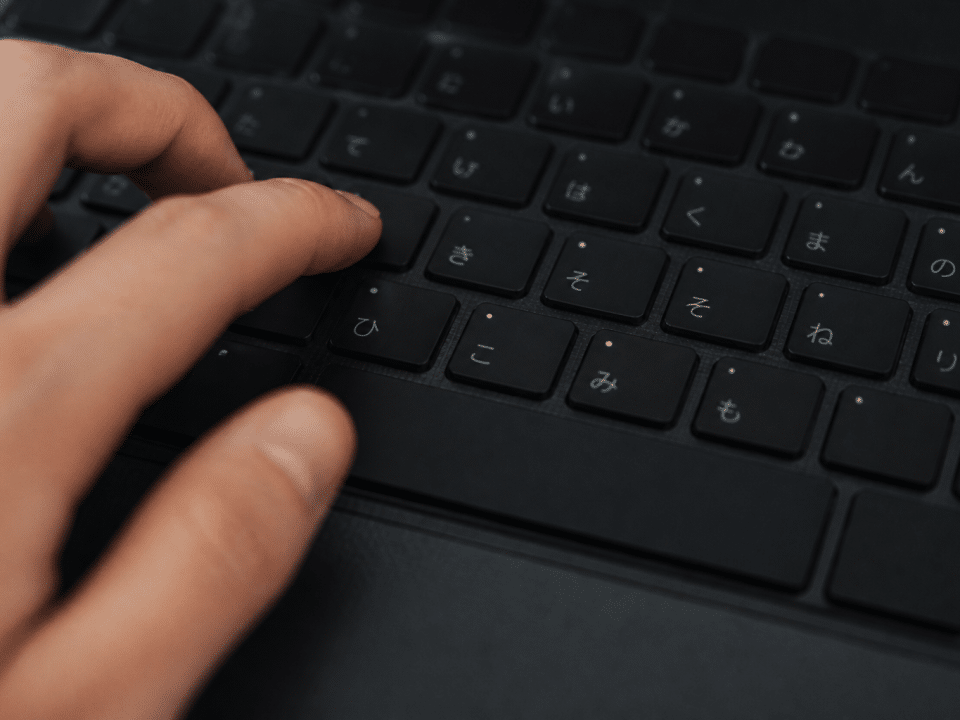 Clavier d'ordinateur avec caracteres japonais visibles sur touches