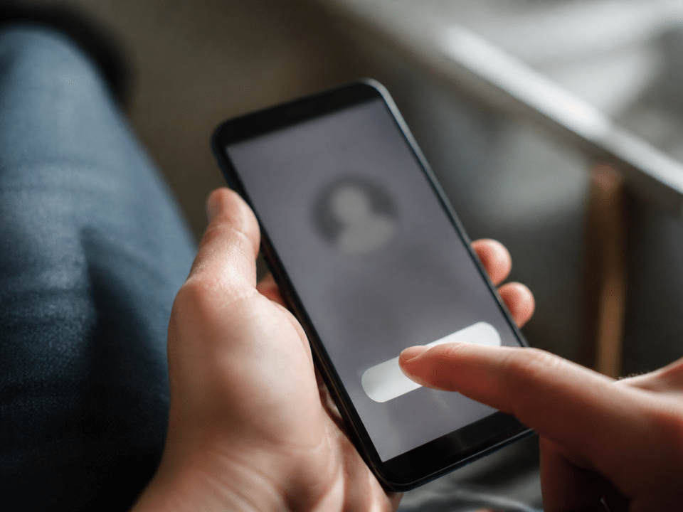 Doigt appuyant sur bouton bloquer contact application mobile smartphone