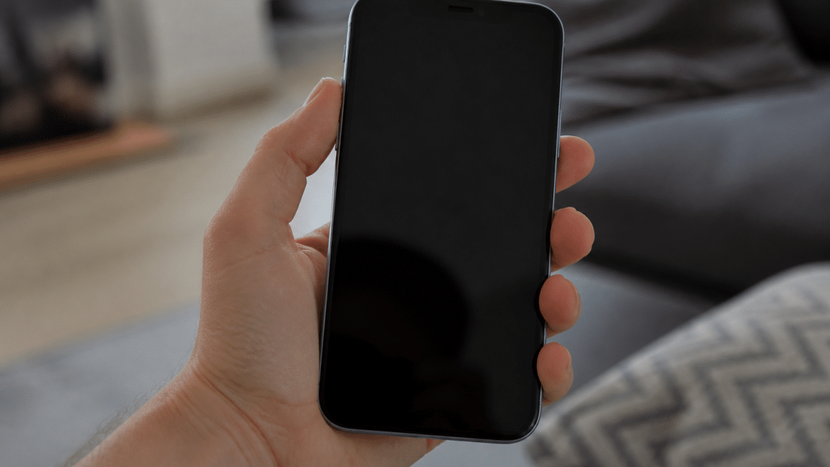 Main tenant telephone avec ecran de verrouillage affiche