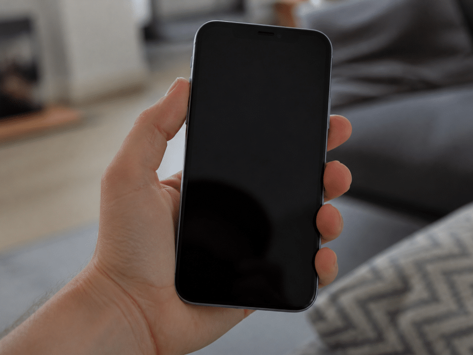 Main tenant telephone avec ecran de verrouillage affiche