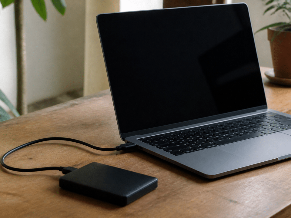 Disque dur externe branché à ordinateur portable, ecran vide