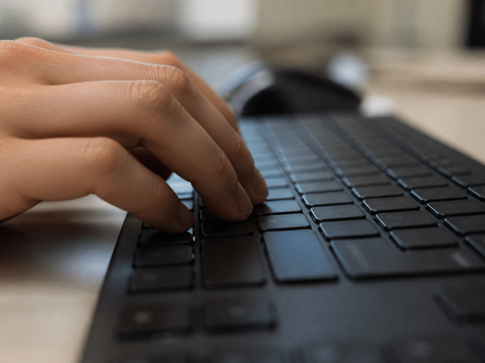 Doigts appuyes sur touches clavier pour inscrire symbole monetaire