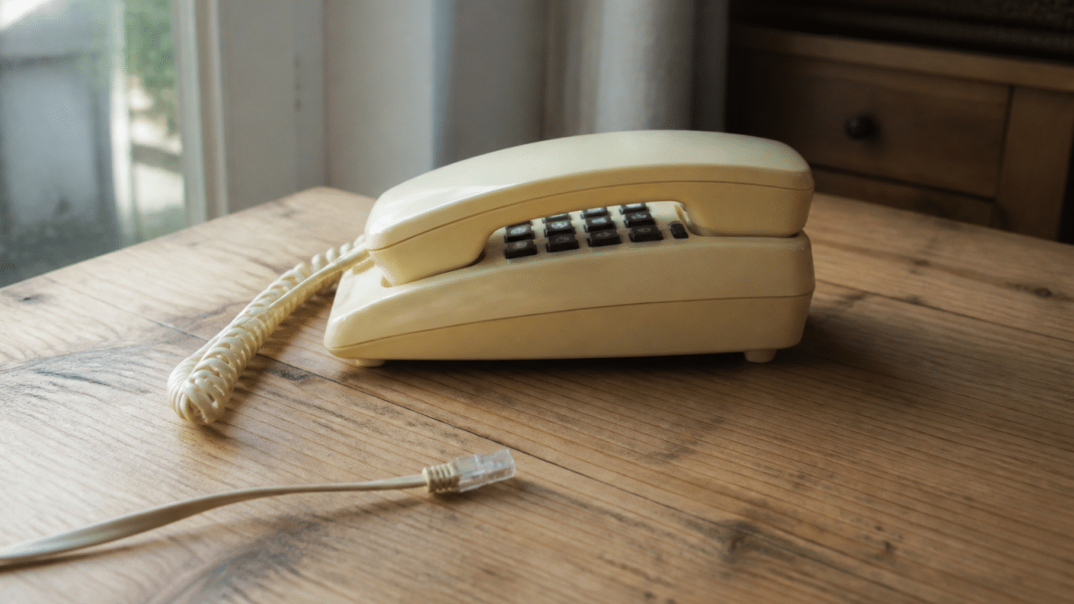 Telephone pose sur table avec cable secteur debranche