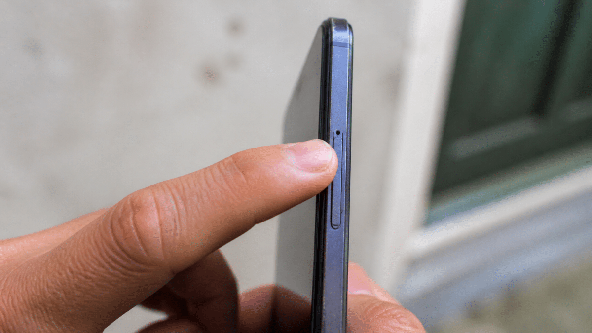 Doigt appuyant sur bouton reinitialisation telephone android redmi