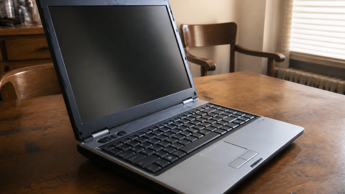 Ordinateur portable Toshiba Satellite ouvert affichant antenne wifi integree