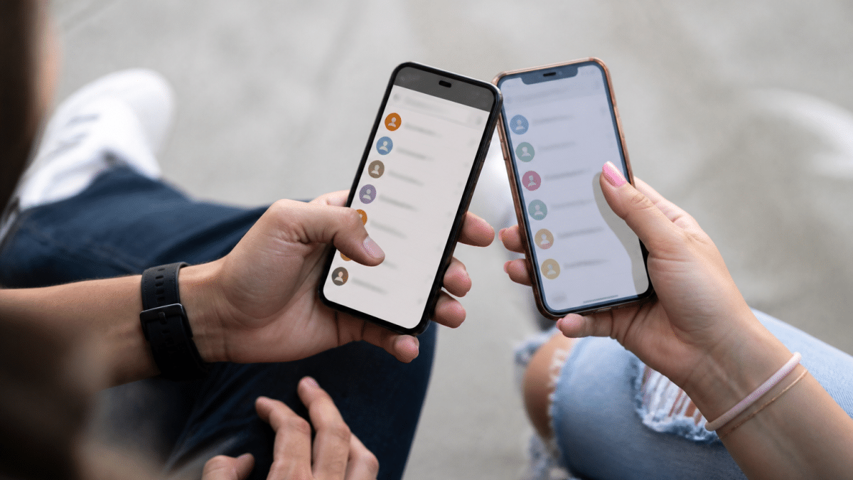 Deux smartphones cote a cote affichant carnet adresses et contacts