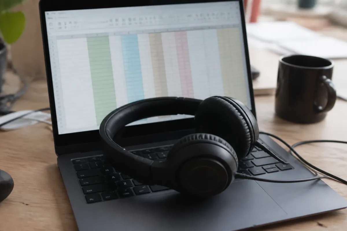 Casque audio posé sur un fichier tableur ouvert