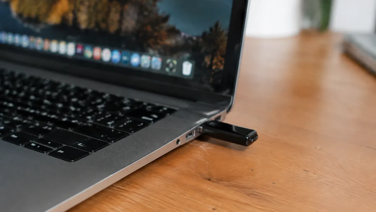 Cle USB inseree dans un ordinateur portable allume