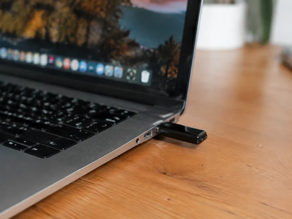 Cle USB inseree dans un ordinateur portable allume