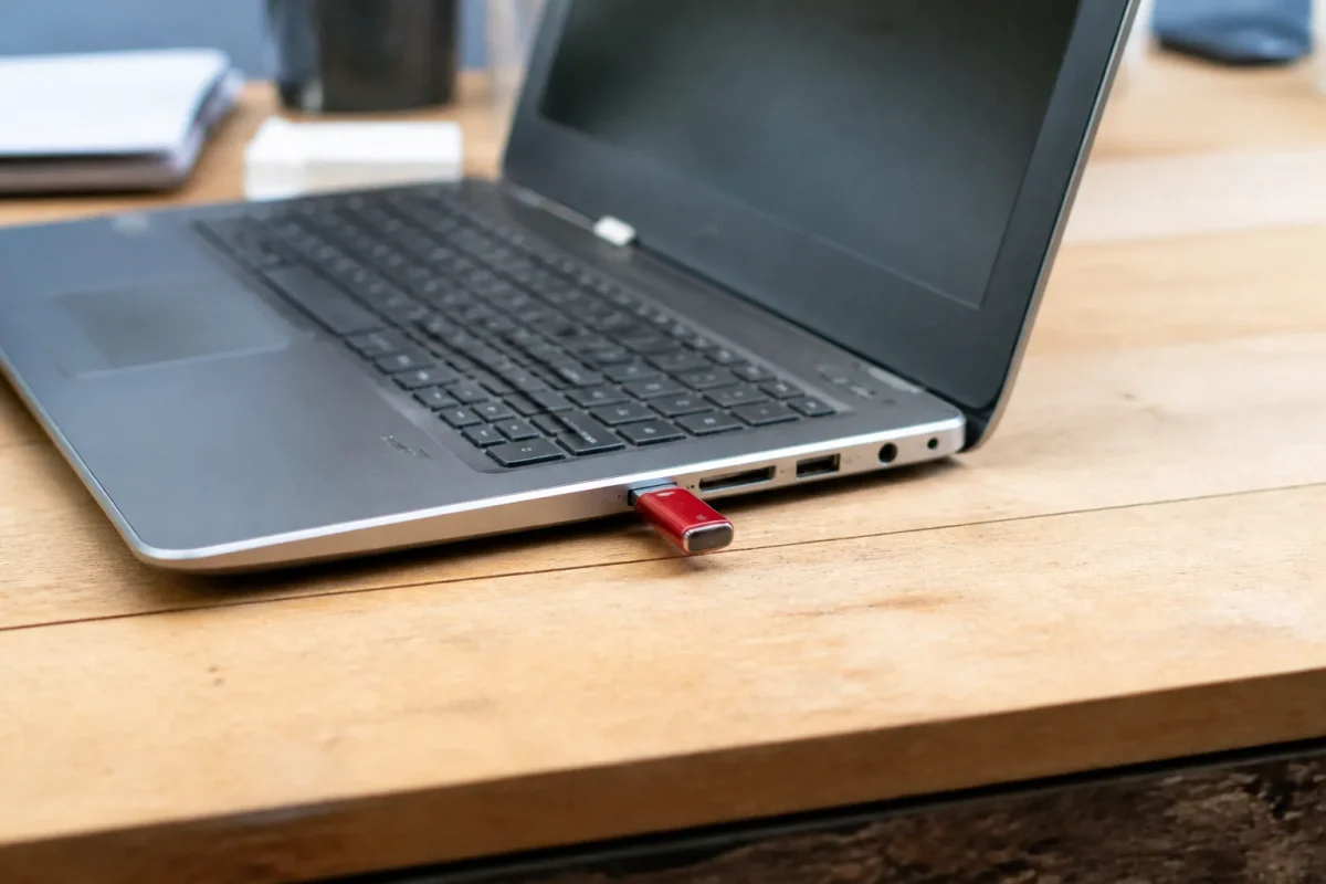 Ordinateur portable ouvert avec petite memoire USB rouge branchee