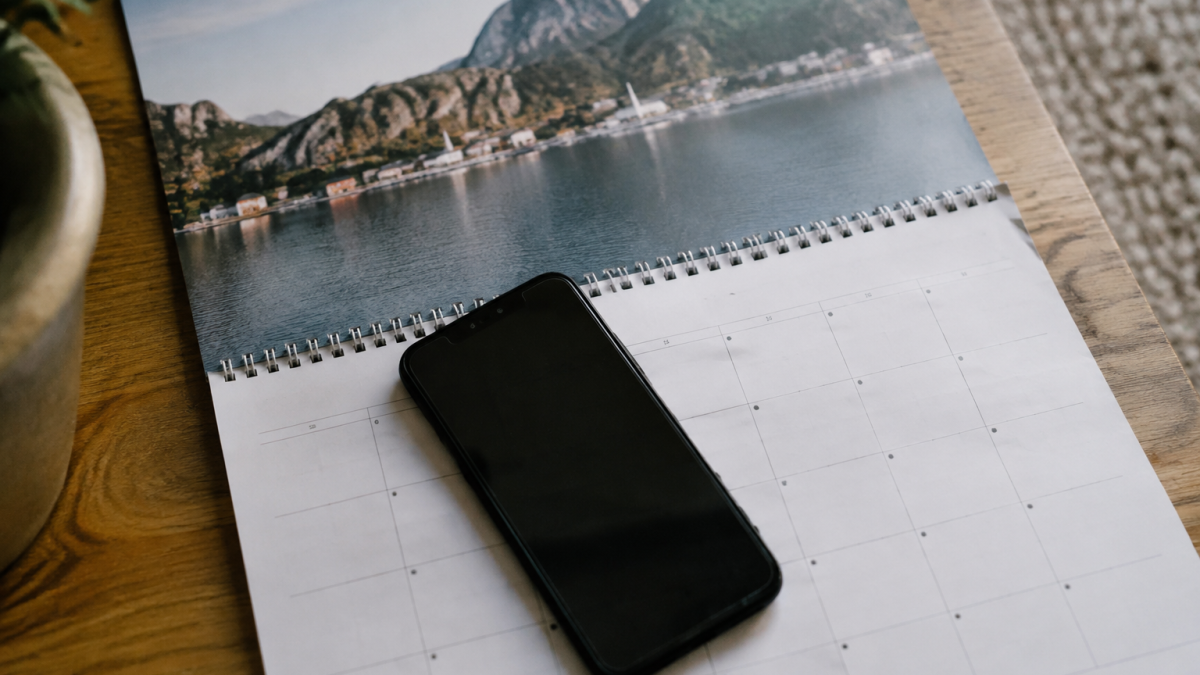 Smartphone noir pose sur un calendrier mural ouvert