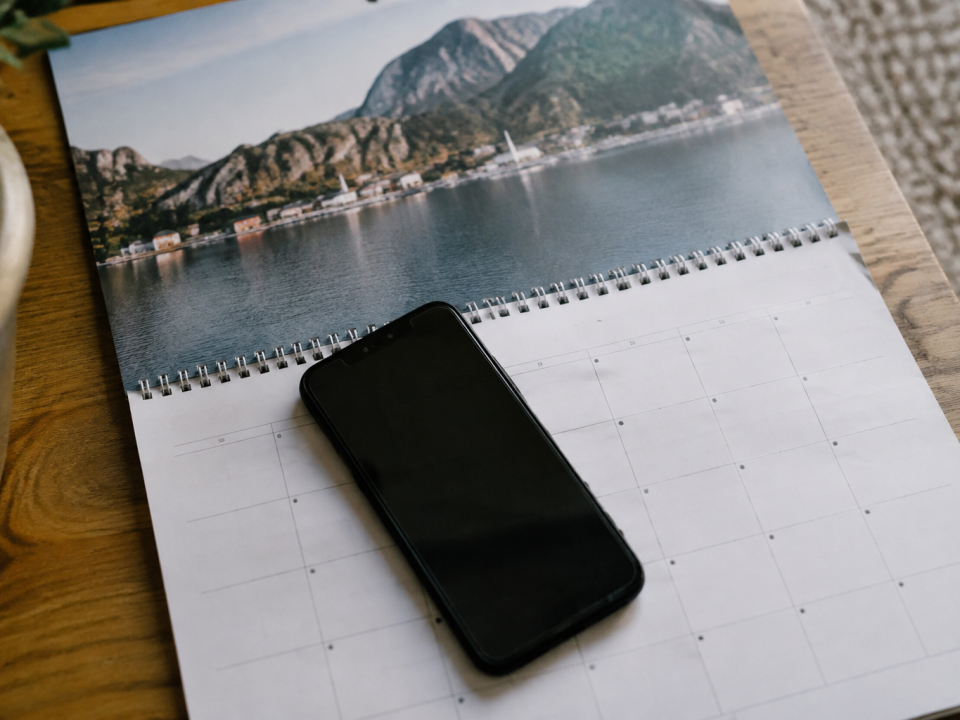 Smartphone noir pose sur un calendrier mural ouvert